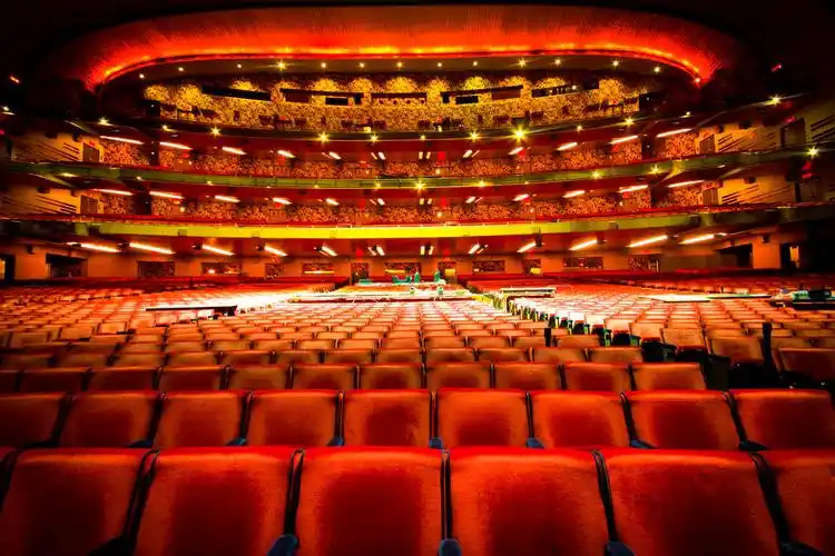 空无一人的观众席黑白电影背景红色简约暑假大优惠海报电影院ui手机