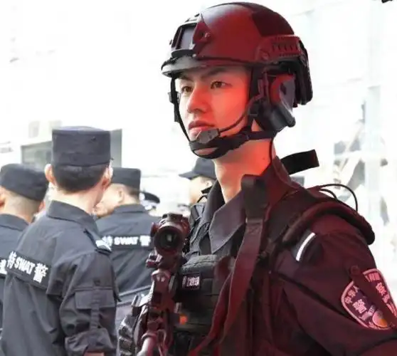 守护解放西的特警小哥哥刘曦钧当过我微信头像的男人