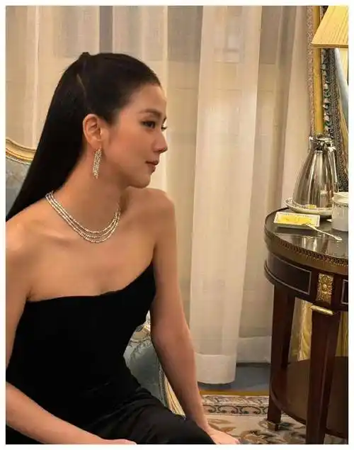 blackpink金智秀:争议中的转型演员,期望增长,潜力无限.