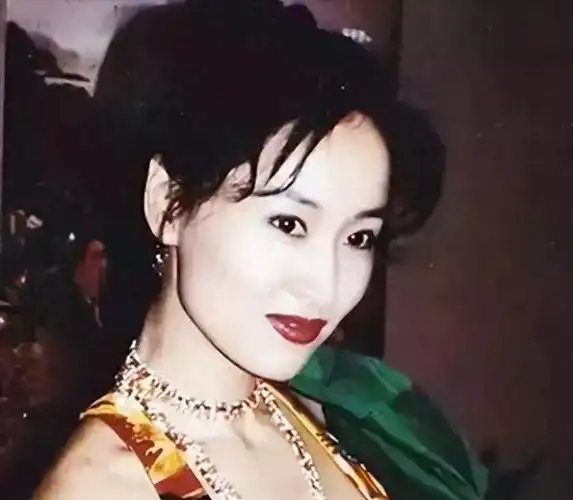 她曾迷倒过张艺谋,也曾将马景涛伤到心碎,现在60岁还是孤身一人