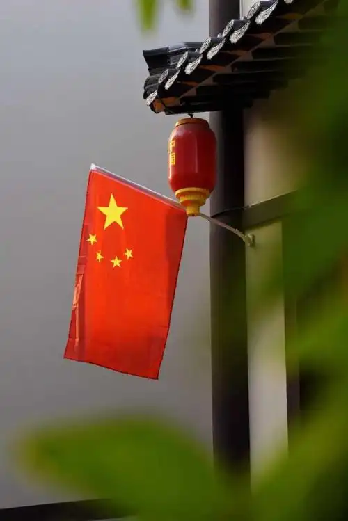 我和国旗合个影德州市董子巷节日氛围浓厚红旗飘飘喜迎国庆