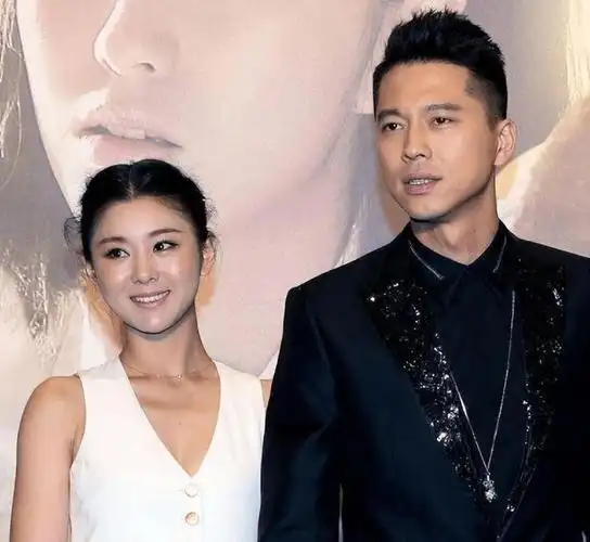 李小萌真是小个子尤物的魅力代表,难怪丈夫不愿意她去拍吻戏