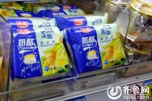 济南市历下大润发超市里50%减脂芝士片在货架上正常出售
