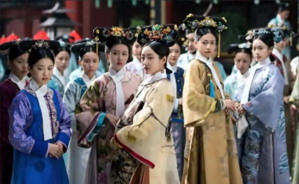 1711年,富察氏出生于包衣世家,从小聪慧伶俐,温柔善解人意.