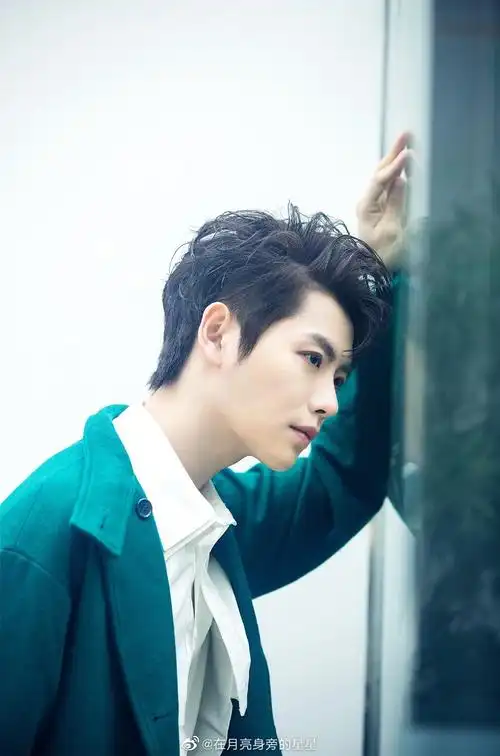 追光的人肖宇梁侧颜杀