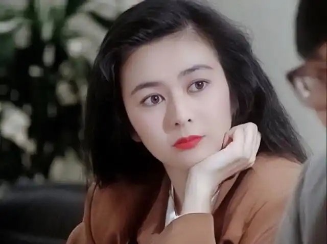 卷发,干净白皙的皮肤配上美艳红唇;但要看真正的港味,还得是八十年代