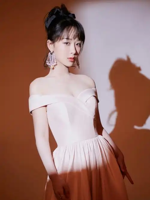 简介:杨紫樱花粉裙唯美浪漫写真图片,分享一组杨紫图片给大家,图中的