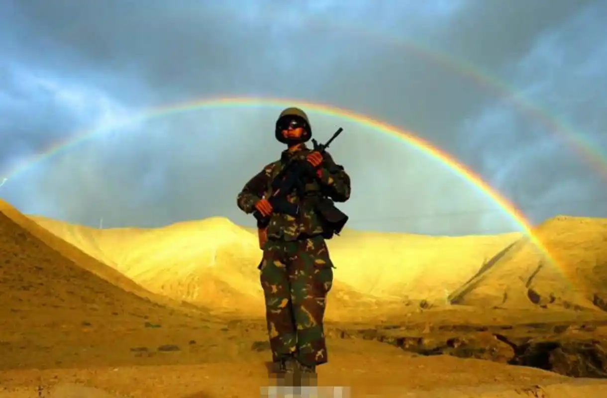 我当年带着一个新兵在部队大门口站岗时,竟然有三个社会上的小混混不