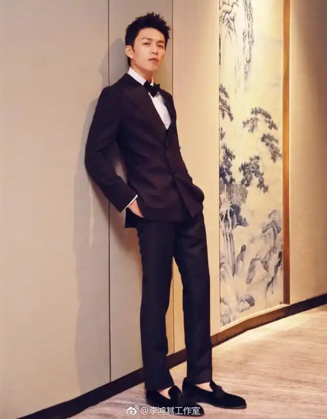 今年,李鸿其参演了大鹏执导并主演的电影《缝纫机乐队》,以一口浓重