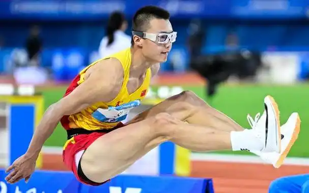 会田径项目男子三级跳远决赛中,中国选手粟文以17米01的成绩夺得冠军