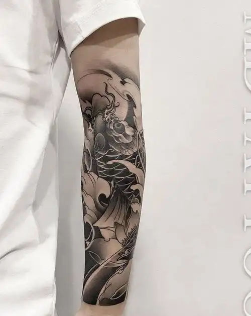 锦鲤 荷花纹身图片_手部手臂新传统老传统花臂包小臂荷花纹身图案