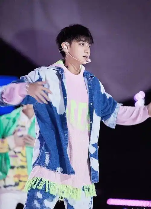 原创鹿晗黄子韬同框两人穿同款破洞裤未修图中身高差意外了