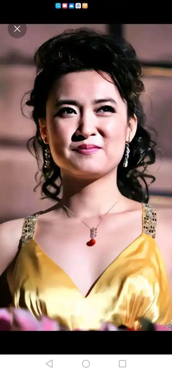 虽然桑晨长的也不赖,短发显的干练,脸庞圆润,说话铿锵有力.