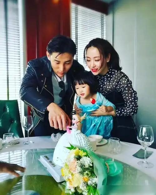 模特前夫和女儿长相神似,离婚原因成谜|张萌|胡歌|金喜善_网易订阅