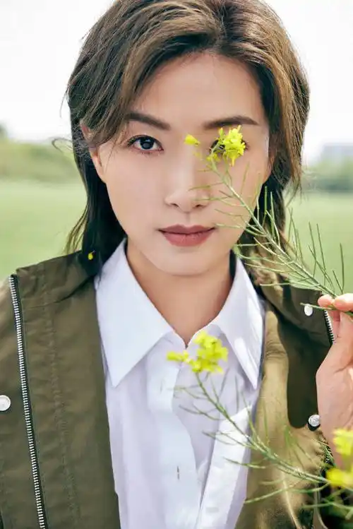 万茜晒照庆41岁生日,笑容迷人有活力,又美又飒温柔似初恋_祝福_显得