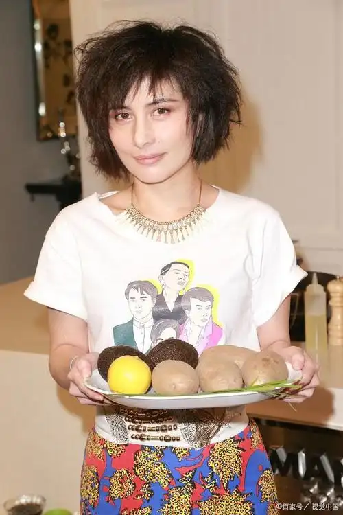 何超仪惊人言论人齐程度媲美殡仪馆