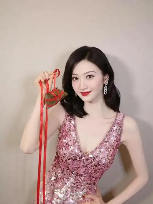 景甜亮相活动一袭紫色深v亮片裙引爆全场