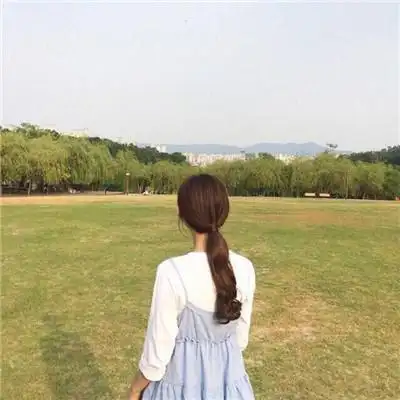 阳光下的女生背影头像简简单单地爱过便是恩赐