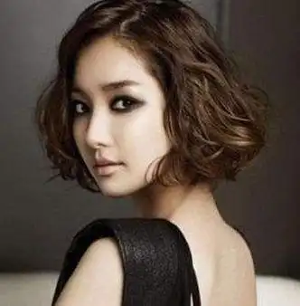 瓜子脸适合什么样的中短发烫发发型 瓜子脸短发烫发发型图片(2)