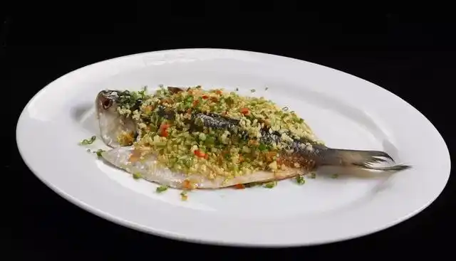 鲥鱼肉细嫩,鱼鳞下的脂肪很厚,格外鲜美,因此烹饪鲥鱼是不去鱼鳞的.