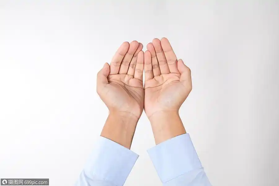 商务男士双手托举动作手势