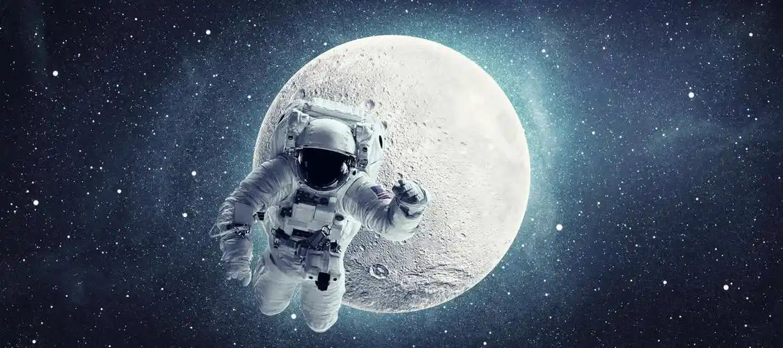 太空漫步的宇航员航天日