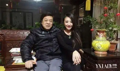 赵忠祥与左岩合影.