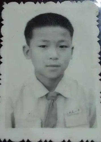 小舅的小学毕业照,留着寸头,听妈妈说,小舅小时候可是个调皮十足的