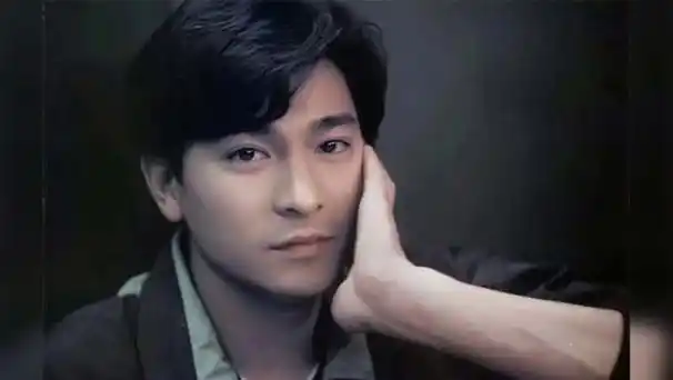 情投意合,朱丽倩和刘德华很快就谈起了恋爱.