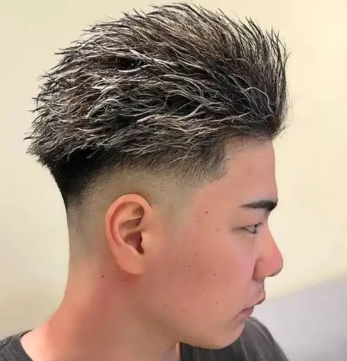 年轻男生的最爱发型,周边铲短头顶小波纹烫发,想不帅都难