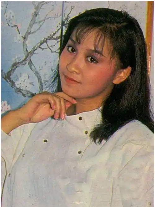 可爱的卧蚕~那种清纯秀美,淡雅娟丽网上有网友曝光了刘嘉玲年轻时的