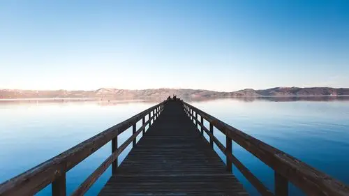 下载壁纸 3840x2160 uhd 4k极清 木桥,湖,人,山 桌面背景