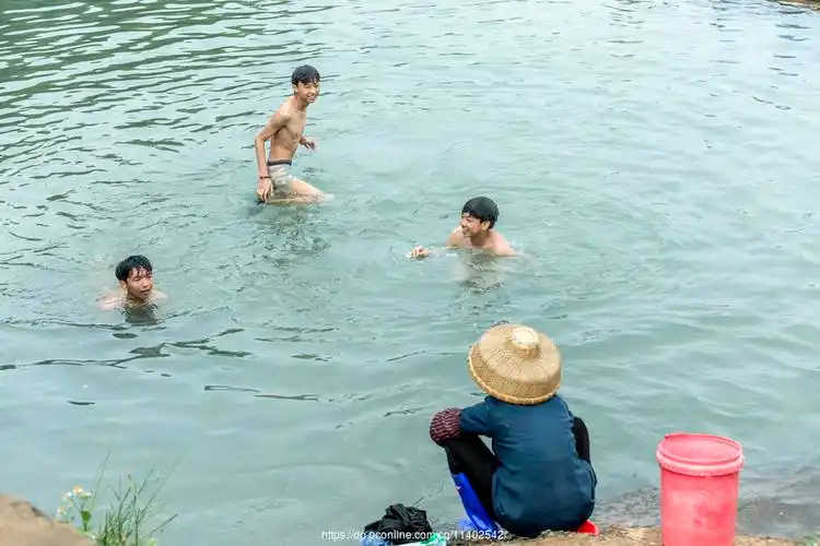 村童戏水