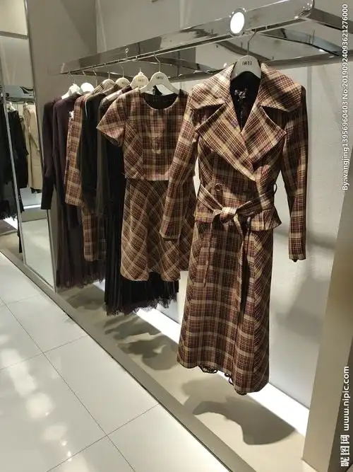 服饰商场服装展示女装图片