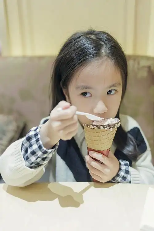 吃冰淇淋的小女孩