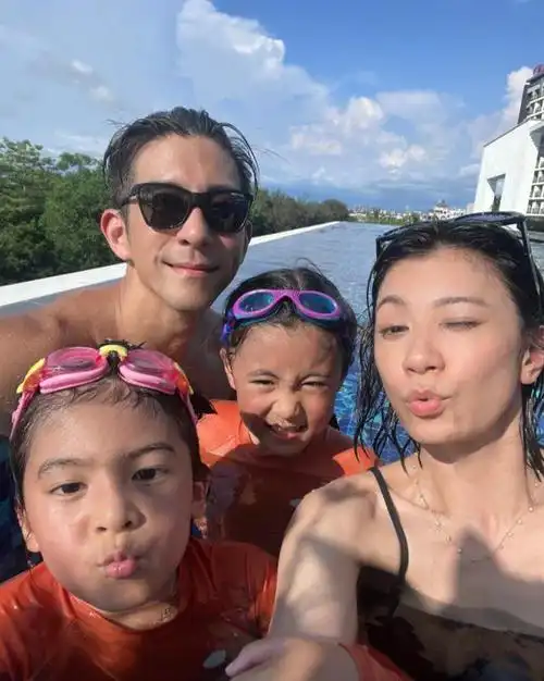 贾静雯晒出咘咘波妞的新照,姐妹俩颜值爆表,修杰楷是如何做到?