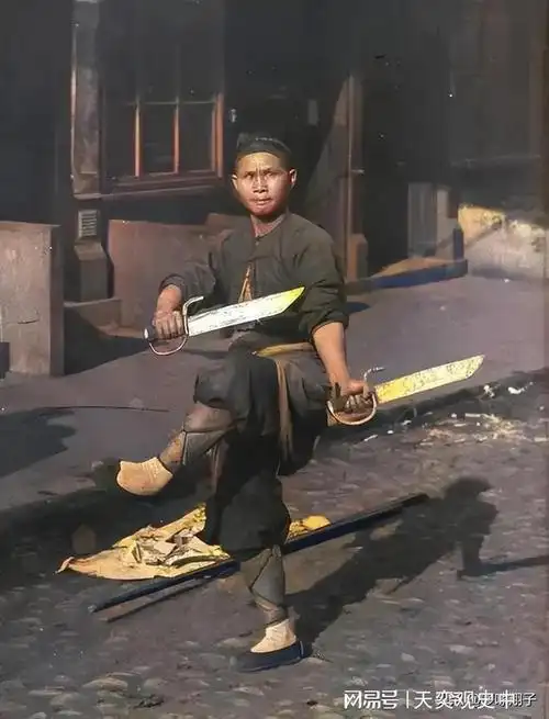 清朝老照片混血洋妞也得裹脚马戏团戏耍真熊使人胆寒