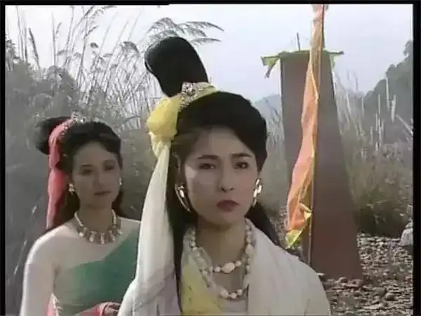 区霭玲出自亚视训练班,当年亚视经典剧集《满清十三王朝之乾隆》