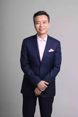 康震教师手持真理火种传递真理火炬