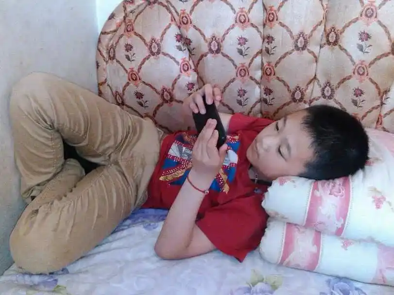 从小到大都是一个样啊,就爱躺在床上玩手机#只有照片能记录这份 - 抖