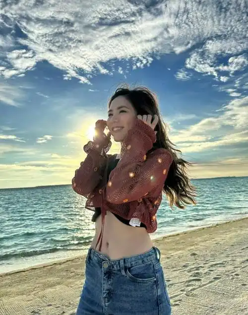 邓紫棋男友视角写真曝光身材惊人引网友关注