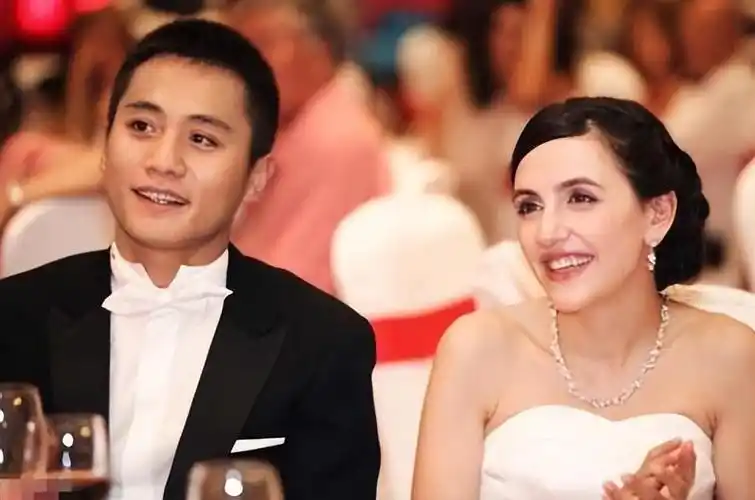 后来,刘烨也娶妻生子,谢娜也嫁给了张杰,生了三个女儿.