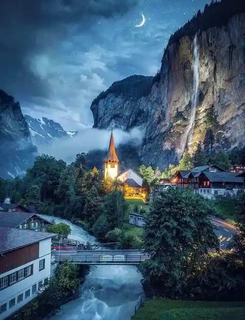 瑞士冰川河谷里的瀑布小镇,街道尽头竟是小银河