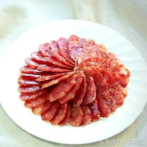 用筷子插透就可捞起了,冷后切片摆盘,可以直接食用,美味香辣可口,也可