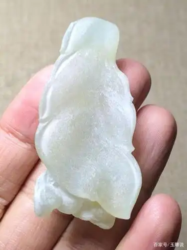 我是玉雕师,冰糯种随形淡黄翡翠创作《一夜成名》,你喜欢吗?