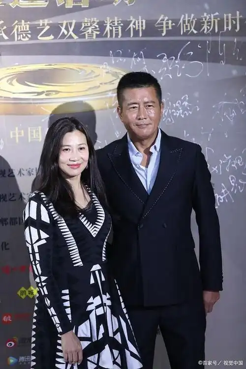 23岁高曙光与妻子近照曝光,黑裙长裙美似穿着便宜货却不合格
