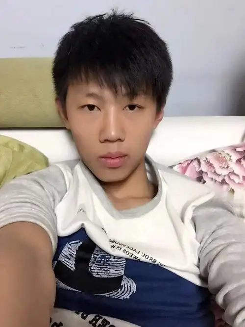 这人丑不丑,帅不帅,好难下结论