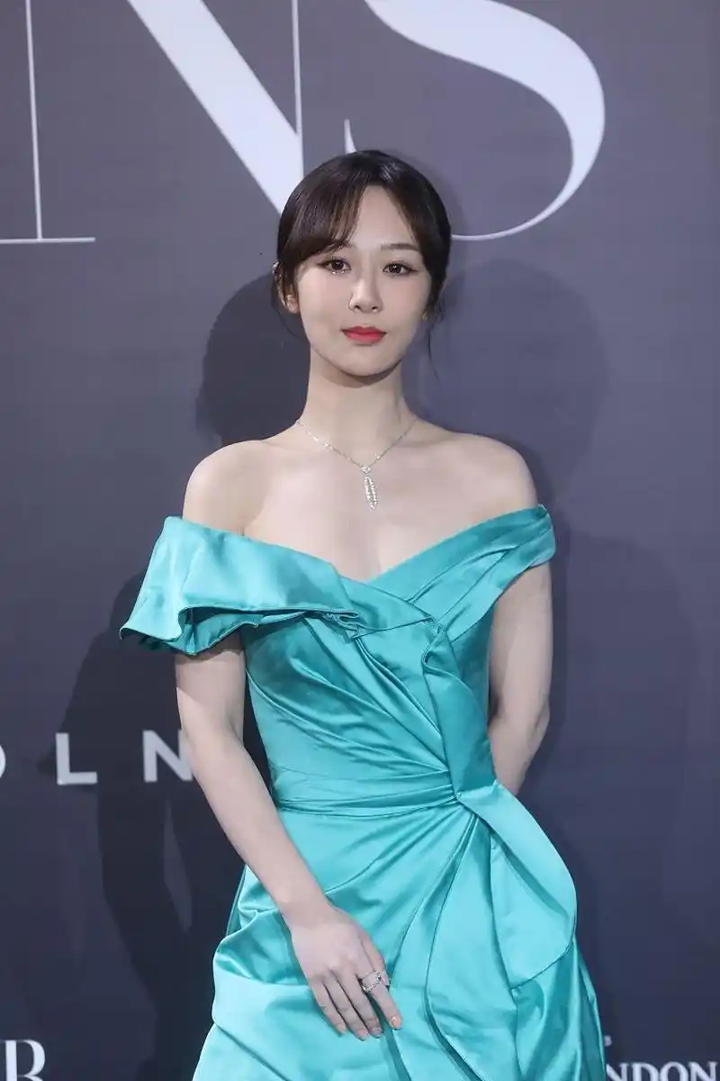 杨紫亮相gq盛典红毯啦!这次的红毯造型简直太惊艳了吧!