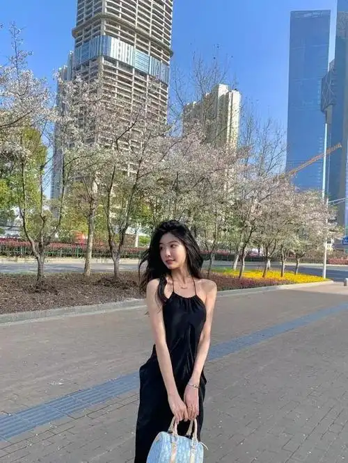 华语顶尖rapper马思唯的女朋友,官方身高168,比半藏森林还纯欲的网红