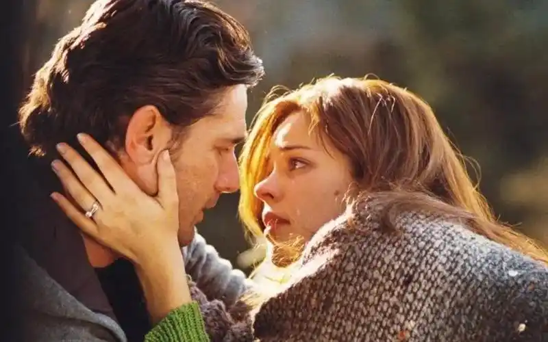 经典爱情科幻电影《时间旅行者的妻子》通过一段跨越时空爱情,让我们